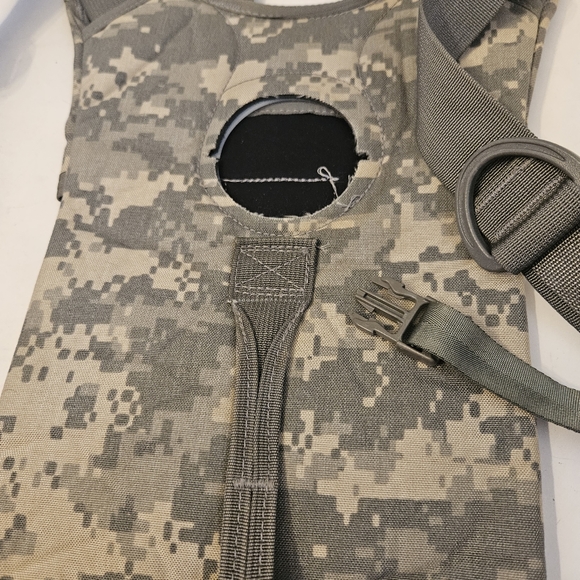 U.S. Military Surplus MOLLE II 3L Hydration Carrier Camelback - Picture 5 of 5